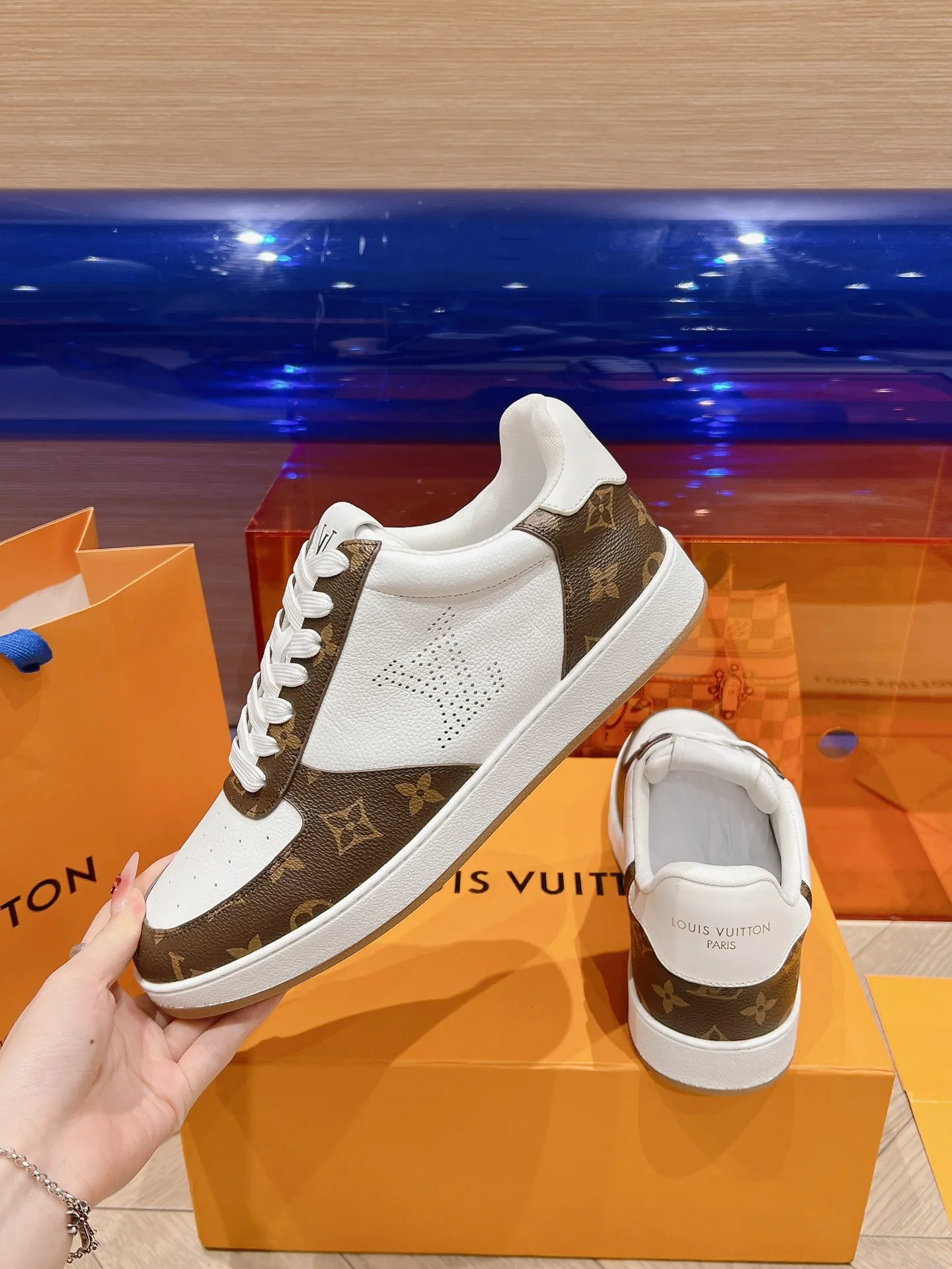 👟👟Ex-factory price 680👟👟 LV new white shoes men's letter series letter color matching pure cowhide 3D printed breathable holes men's casual business travel shoes👟full of comfort Size number: 39-45